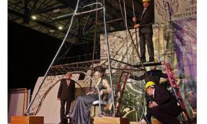 У Києві з волосся склали Ейфелеву вежу