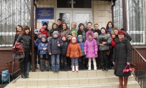 Рівненські студенти повели вихованців дитячого будинку до бібліотеки