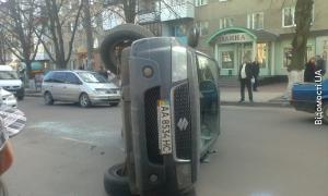 Центр Луцька перекрив перевернутий джип 