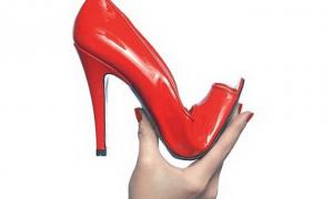 Дизайнер створив гнучкі туфлі на шпильках