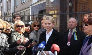 Юлія Тимошенко просить Генпрокуратуру дати їй в адвокати Сергія Власенка