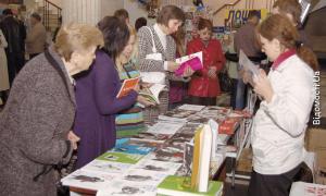Українці перестають читати книжки, бо «застрягли» на рівні базових потреб