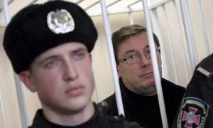 Печерський суд відмовився випускати Луценка з-під варти