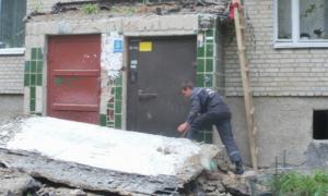 У луцькій багатоповерхівці обвалився бетонний дашок 