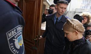 Тимошенко затримали в Генпрокуратурі за зрив слідчих дій