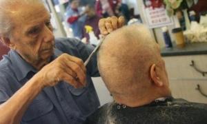 Найстаріший в світі перукар обслуговує в день 30 клієнтів