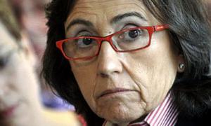 Міністр Іспанії, доводячи безпечність огірків, з’їла овоч у прямому ефірі