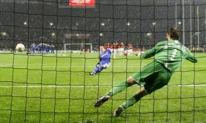 Забобонні футболісти перед грою ховають монетку у гетрах