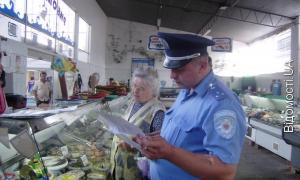 Продавчині риби на Старому ринку втікають від ветеринарних інспекторів