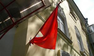 КС визнав неконституційним використання червоного прапора