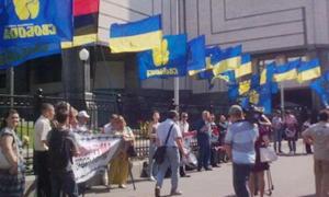 Під КС «свободівці» з комуністом не поділили червоний прапор