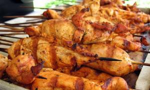 У Луцьку перевіряють продавців тістечок і курей-гриль