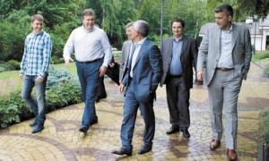 Янукович показав обраним журналістам своє помешкання у Межигір’ї  