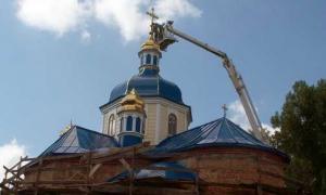 Встановити хрести на куполах двох храмів допомогли рятувальники