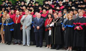 Випускники ВНУ урочисто отримали дипломи магістрів