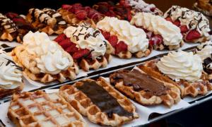 У супермаркеті Луцька вилучили прострочені солодощі з кремом