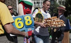 Чемпіон світу зі швидкісного поїдання хот-догів уп’яте підтвердив свій титул