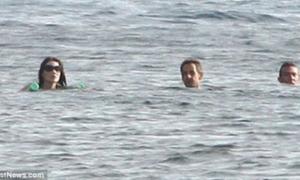 Подружжя Cаркозі поплавало в Середземному морі  