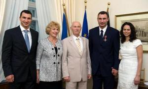 У братів Кличків помер батько