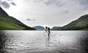 Британський підліток проїхав озеро на велосипеді
