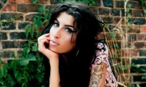 Співачку Емі Вайнхаус знайшли мертвою у власному будинку