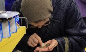 Кабмін зменшив пенсії чорнобильцям, дітям-інвалідам та дітям війни