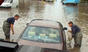 У Луцьку рятувальники визволили з водяних заторів 16 автомобілів