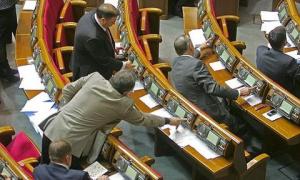 Українець через суд вимагає від депутатів-«кнопкодавів» півмільйона