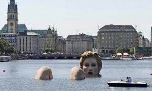 В озеро Гамбурга занурили 30-метрову блондинку