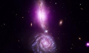 Дві частини галактики утворили космічний «знак оклику»