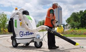 У Дніпродзержинську двірникам видали пилососи