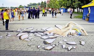 3D плавець розколов тротуар Дніпропетровської набережної