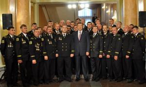 Шахтарі годину чекали Януковича на сходах, поки він слухав Повалій і Білик