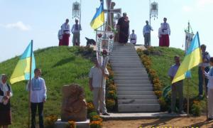У Гіркій Полонці освятили хрест на козацькій могилі