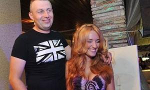 Дружина Пономарьова закінчила університет і знайшла нового кавалера