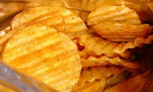 В Угорщині ввели «податок на чіпси»