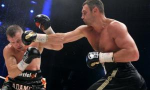 Віталій Кличко нокаутував Адамека, вдев’яте захистивши чемпіонський титул