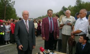 Азаров запланував відкрити аеропорт в кожному обласному центрі