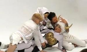 Лоліта в новому кліпі зіграла корову