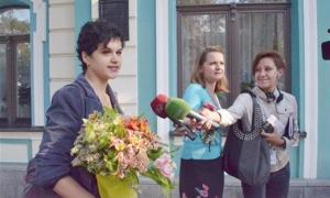 Могилянка вирішила не виключати студентку, яка вдарила Табачника букетом