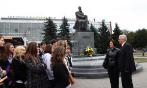 У 145-у річницю Михайла Грушевського вшанували квітами