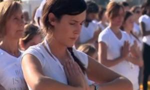 У Парижі влаштували масове заняття з йоги