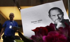 Мільйони фанатів Apple прощаються зі Стівом Джобсом