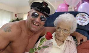 На 100-літній ювілей бабуся замовила чоловічий стриптиз