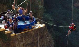 24 швейцарці купалися в підвісному джакузі