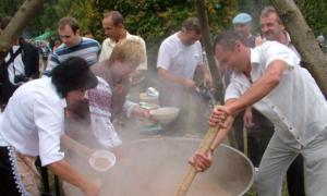 На Покрову в Києві пригощатимуть кулешем і чаркою