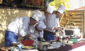 У Луцьку майстер-клас із кулінарії показали кращі кухарі України та світу