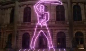 Реклама зі стриптизом на стіні побила рекорди на YouTube