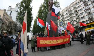 У Києві сьогодні відмітились націоналісти, комуністи, а також продавці сувенірів