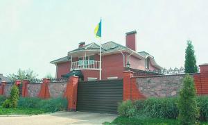 Яценюк присусідився до Януковича